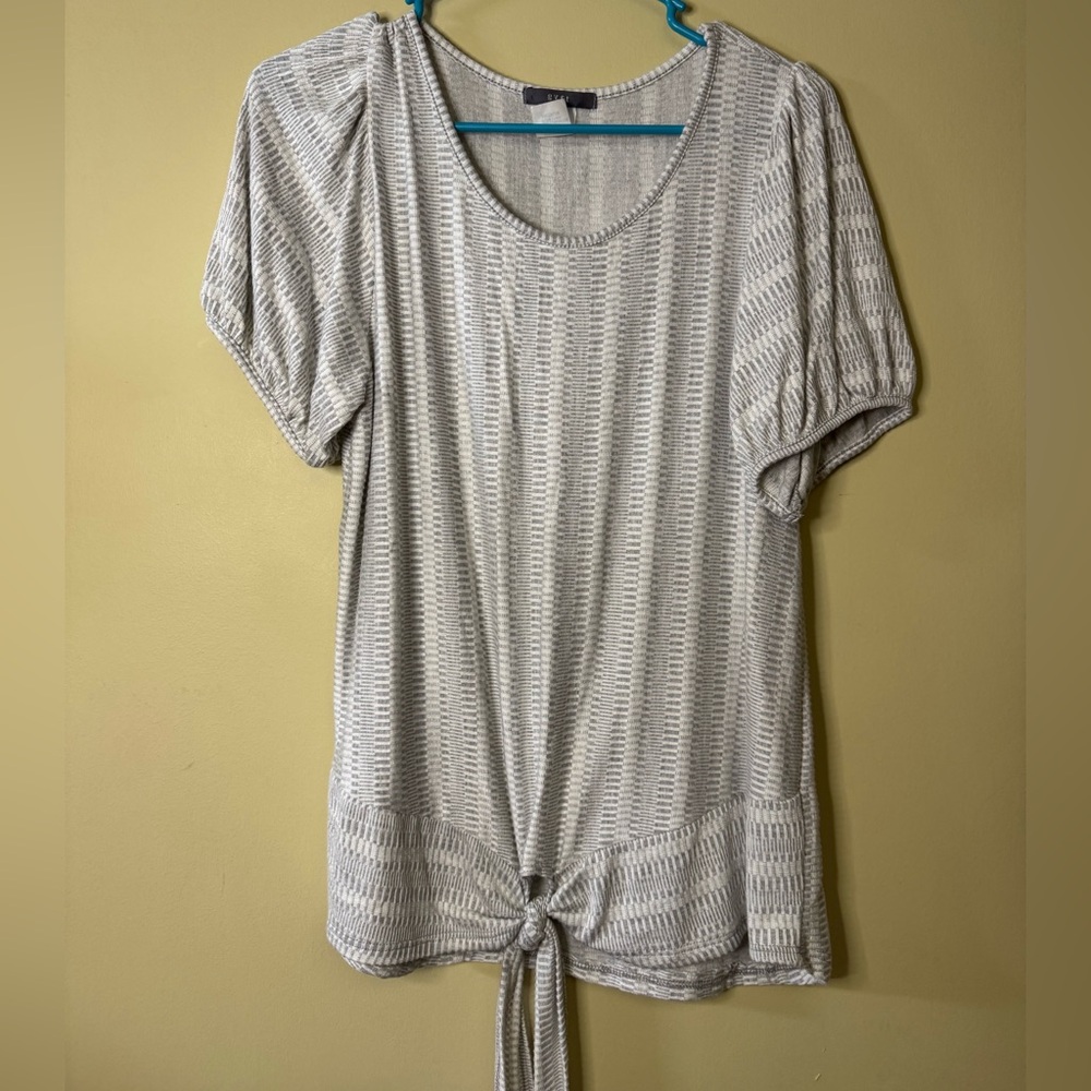 M Gyft white/gray short sleeve blouse with low front tie detail at waist